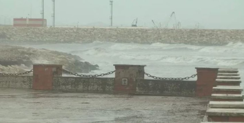 Porti i Durrësit përfshihet nga reshjet e dendura të shiut, pezullohet lundrimi për mjetet e tonazhit të rëndë