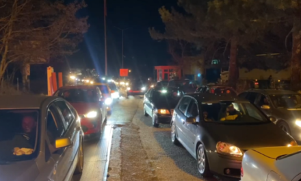 Ndërrimi i viteve shton fluksin në pikën kufitare të Qafë Thanës, krijohen radhë të gjata pritjeje