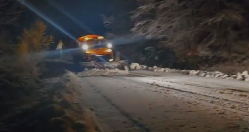 Rikthehen reshjet e dëborës në Korçë