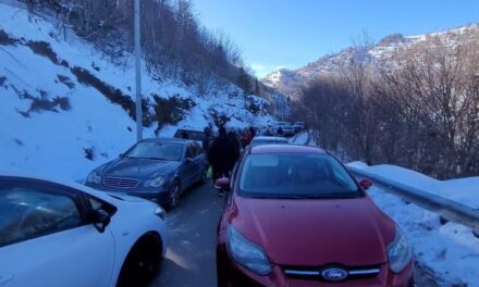 Fluks i lartë vizitorësh në Dardhë, bllokohet qarkullimi