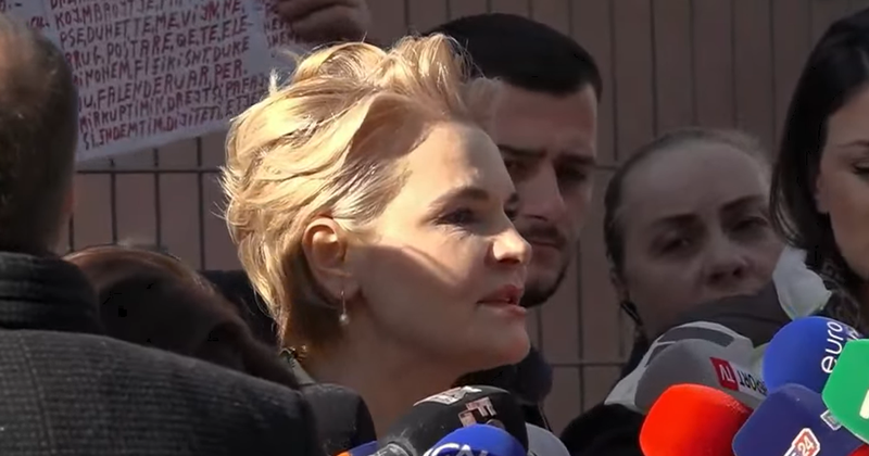 Monika Kryemadhi: Ilir Metën nuk e urova për Vitin e Ri, s’ka lidhje me mua! Atë e kanë iluminuar kundër meje