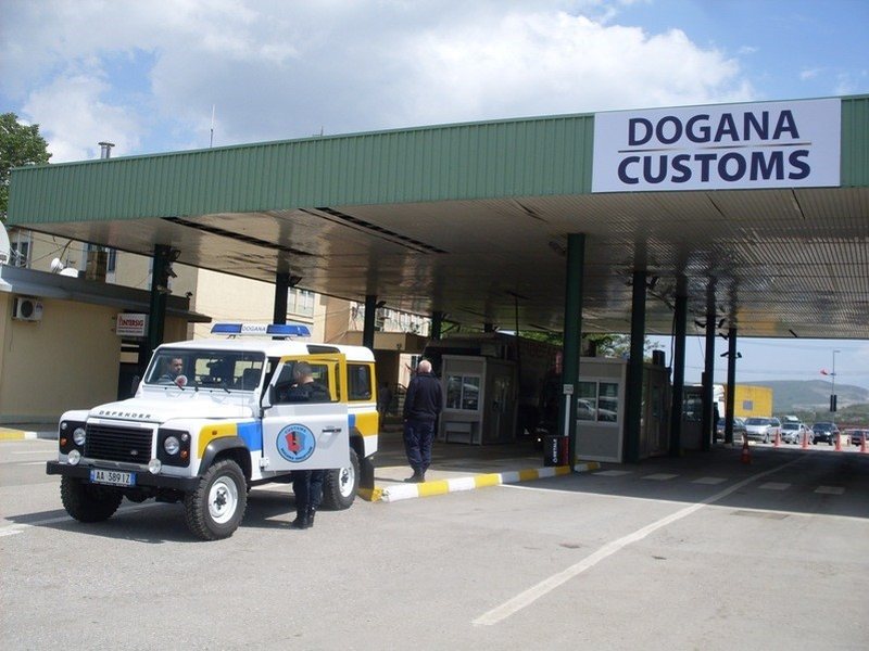 Tentoi të shmangë kontrollin dhe goditi me grusht në fytyrë doganierin në Morinë, arrestohet 58-vjeçari