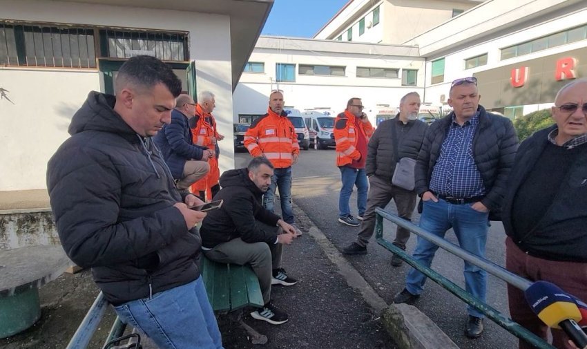 Protestojnë shoferët e Urgjencës në Spitalin e Durrësit: Na është ulur paga, punojmë 12 orë në ditë…