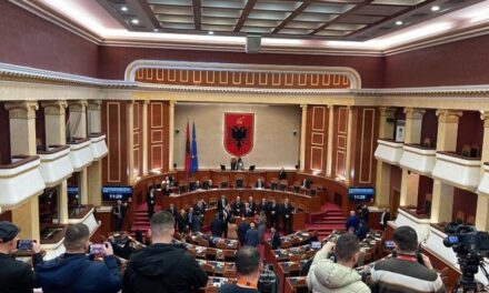 Tensione në Kuvend pasi Berisha mori fjalën, ndërpritet seanca plenare