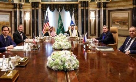 Kush janë zyrtarët e ulur në bisedime mbi luftën në Ukrainë, në tryezë dhe miku i Trump