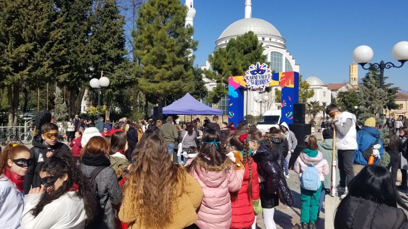 Nën motin me diell vazhdon në Shkodër festa e Karnevaleve