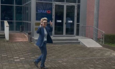 Monika Kryemadhi paraqitet në SPAK me dy gishtat lart: Nuk them si Berisha të shkrihet, se pastaj do thoni e ka nga halli i vet