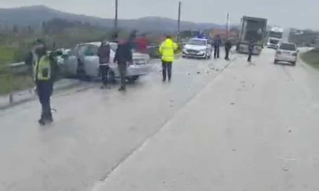 Disa automjete përfshihen në aksident në rrugën Peqin-Elbasan, plagoset një i mitur