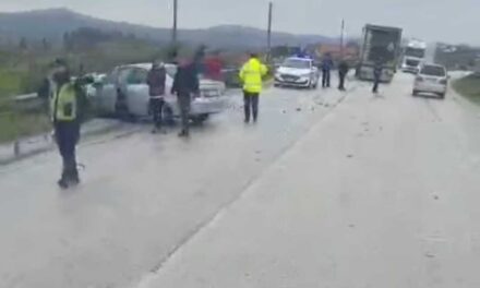 Disa automjete përfshihen në aksident në rrugën Peqin-Elbasan, plagoset një i mitur