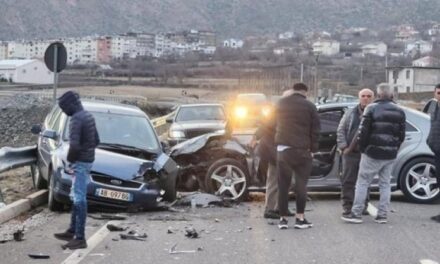 Aksident në Bulqizë, makinat përplasen ‘kokë më kokë’