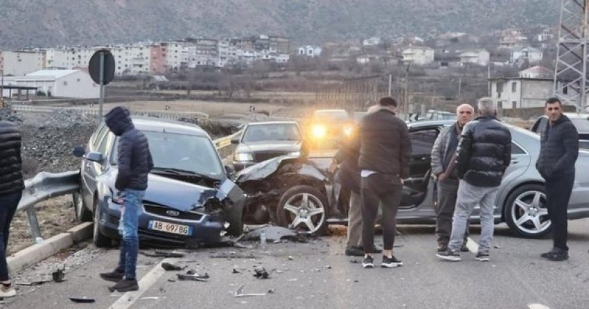 Aksident në Bulqizë, makinat përplasen ‘kokë më kokë’