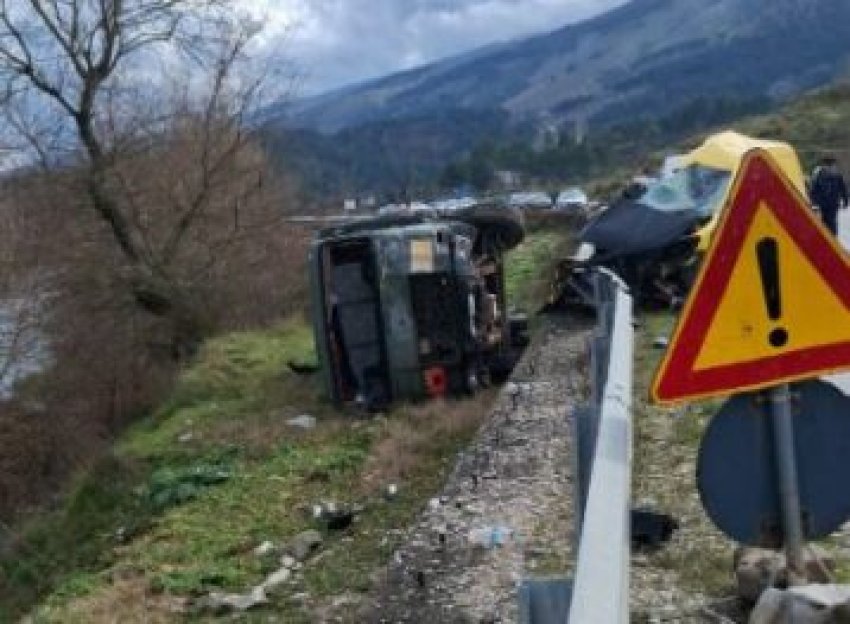 Aksidenti i rëndë në Kthesën e Viroit, policia jep detaje: Makina u përplas me mjetin e ushtrisë, dy viktima dhe një i plagosur