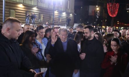 I premtoi një 7-vjeçari se do t’i hapë TikTok-un më 12 maj, Rama ironizon Berishën: Hiç shkoll, veç TikTok t’keqen gjyshi