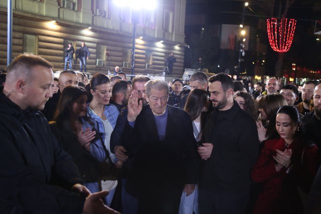 I premtoi një 7-vjeçari se do t’i hapë TikTok-un më 12 maj, Rama ironizon Berishën: Hiç shkoll, veç TikTok t’keqen gjyshi