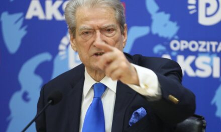 Sondazhet tregojnë humbje të thellë – Berisha urdhër kandidatëve: 80% e postimeve të jenë nga fjala ime për programin