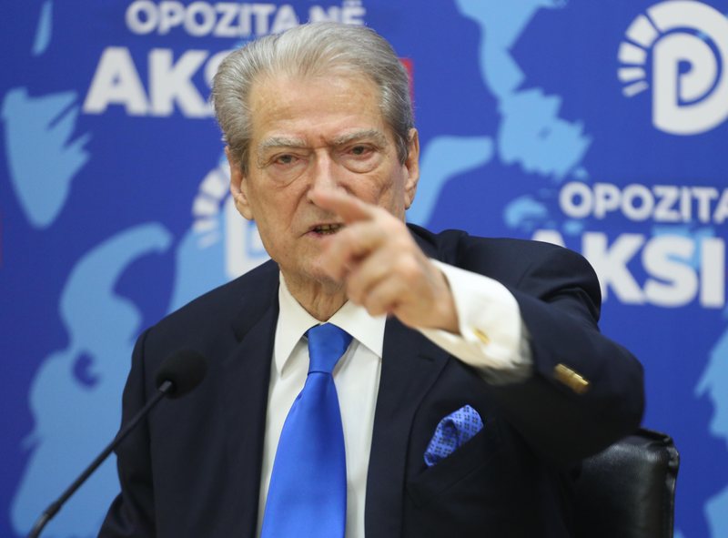 Sondazhet tregojnë humbje të thellë – Berisha urdhër kandidatëve: 80% e postimeve të jenë nga fjala ime për programin