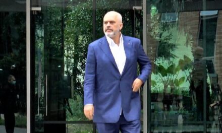 Rama mbledh ministrat dhe kryesinë e grupit të PS më 7 e 8 mars