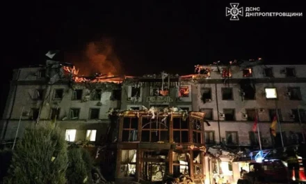 Raketat ruse godasin hotelin ku qëndronin vullnetarë amerikanë dhe britanikë në Ukrainë, katër të vrarë dhe 32 të plagosur