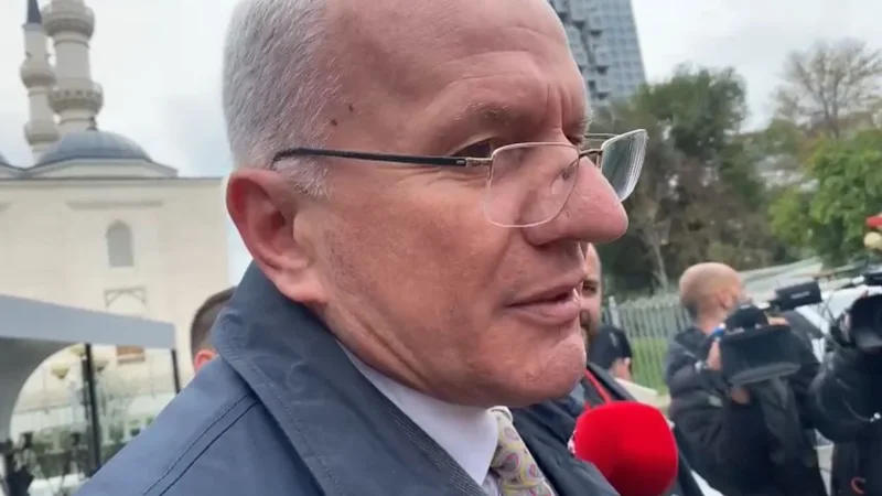 U la jashtë listave për deputetë, ironizon Xhaferraj: Me Berishën, Jenisherin dhe Gjuzin do e bëjmë Shqipërinë madhështore! Rama është tmerruar