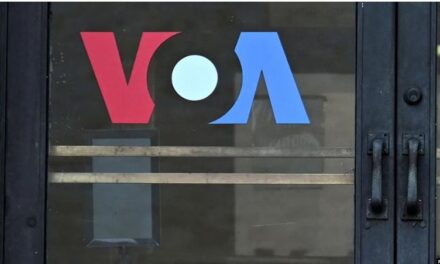 Gazetarët e “Zërit të Amerikës” padisin qeverinë e Trump që mbylli radion e famshme