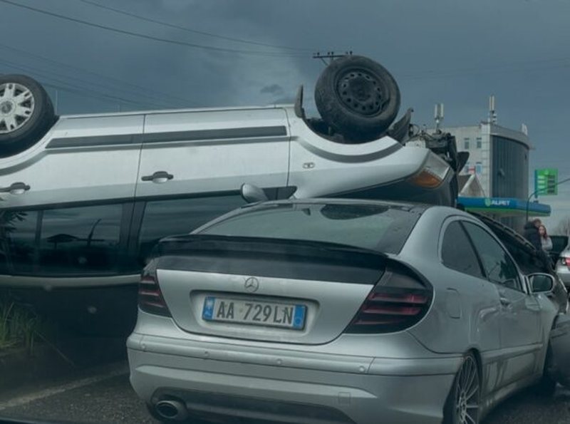 Aksident i trefishtë në Kamëz, një prej makinave përfundon mbi të tjerat