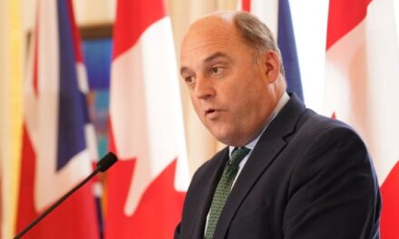 “Nuk është fundi i botës nëse SHBA tërhiqet nga NATO” – Ish- ministri britanik i Mbrojtjes kritikon Trump: T’i besosh Putinit është naivitet