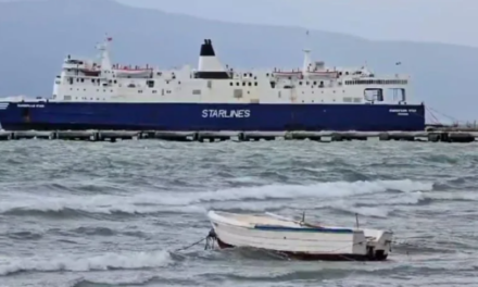 Dallgët deri në 3.5 metër dhe era e fortë, në Vlorë lundrimi pezullohet edhe për 24 orë