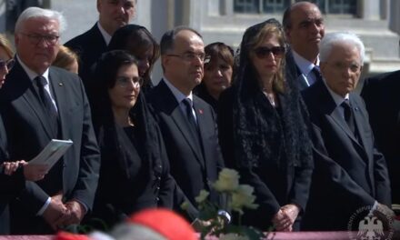 Presidenti Begaj nga Sheshi Shën Pjetër: Lamtumirë Papa Francesku!