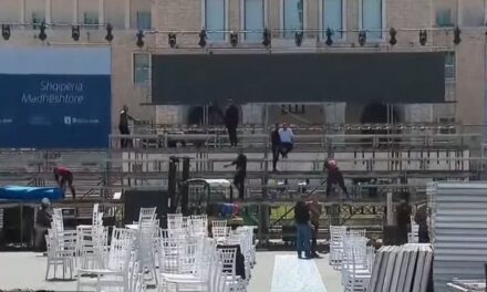 PD hap sot fushatën në sheshin “Nënë Tereza”, nga pjesëmarrja e Chris Lacivita te skenografia si do të vendosen mbështetësit nga 12 qarqet