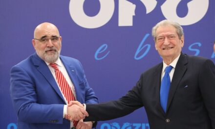 Gazeta e njohur amerikane: Politikani shqiptar nuk mund të hyjë në SHBA për shkak të akuzova për korrupsion. Megjithatë, ekipi i Trumpit po e ndihmon