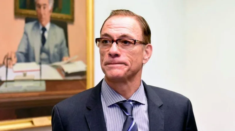 Van Damme mohon akuzat për skandalin seksual në Kanë: “Thashethemet janë absurde dhe të pabaza”