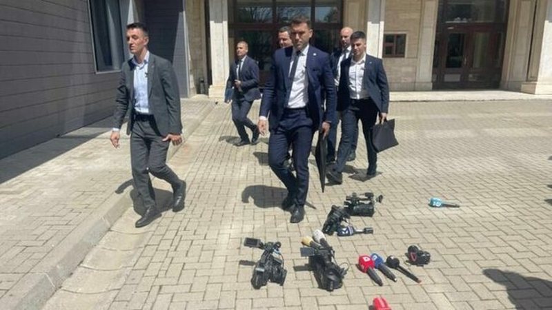 Gazetarët bojkotojnë Albin Kurtin, hedhin mikrofonët përtokë kur ai del nga Kuvendi