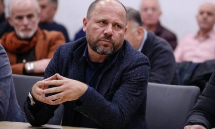 Xhelal Mziu rrahu zyrtarin pas takimit të PD, ja si nisi konflikti në Bulqizë