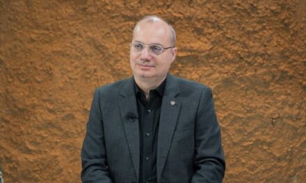 “Kam punuar gazetar” – Ministri Igli Hasani rrëfen intervistën me Edi Ramën