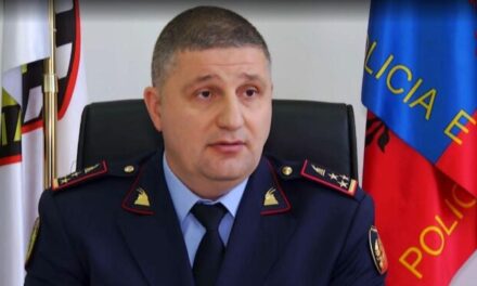 Mos më nxirr keq me shefin”/ Morën 2 mijë euro pë të mos arrestuar gruan e biznesmenit, detaje nga arrestimi i shefit të Rrugores dhe dy vartësve të tij