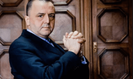 LAMTUMIRA E FUNDIT/ Miq dhe bashkëpunëtorë homazhe në nderim të Artan Lames