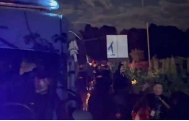 Incident në Peshkopi, efektivi i policisë qëllon në ajër, në kërkim babai i kandidatit të PS