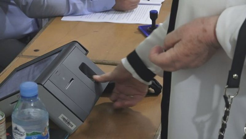 Përfaqësuesit e PD bllokojnë votimin në fshatin Gjoroven, në Poliçan sherr mes komisionerëve