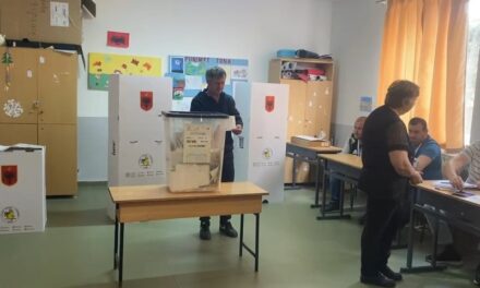 Zgjedhjet – Pjesëmarrja në votime deri në orën 15:00, qarqet që kryesojnë