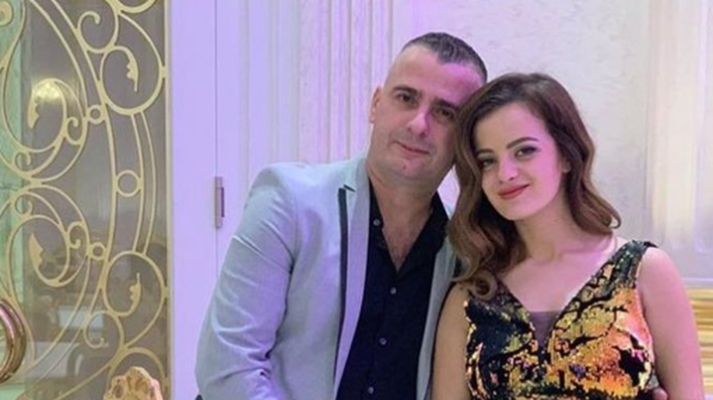 Bllokoi me makinë Renuar Kolën e PS me pretendimin se blinte vota, Gjykata Lezhë lë në ‘detyrim paraqitje’ burrin e Elda Hotit