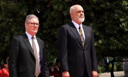 Kryeministri britanik mbërrin në Kryeministri, pritet nga Rama