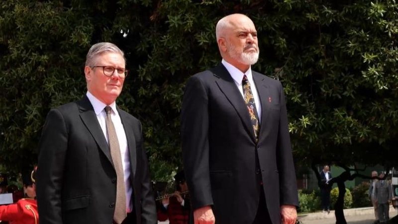 Kryeministri britanik mbërrin në Kryeministri, pritet nga Rama