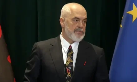 “A do të ketë një marrëveshje me Britaninë për kampet e emigrantëve?” Rama: Kam qenë i qartë, jemi besnikë ndaj martesës me Italinë