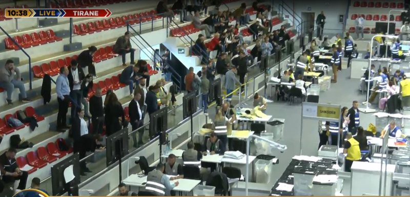 Votat nga Greqia, numërohen 16 mijë zarfe nga 53 mijë në total