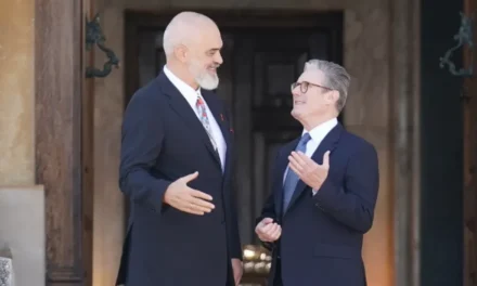 “Fitore historike”- Kryeministri britanik uron Edi Ramën: Pres me padurim të vazhdojmë punën tonë së bashku