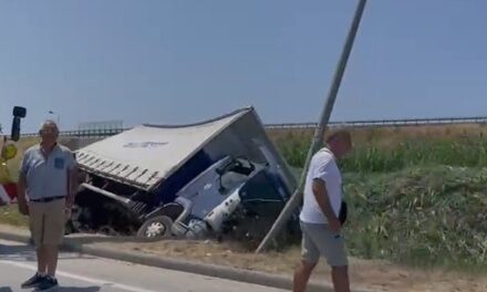 Aksident në Levan, kamioni del nga rruga dhe përfundon në kanal