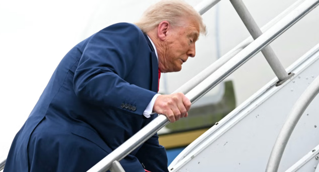 VIDEO/ Karma: Dikur tallej me Biden, por e pësoi vetë! Trump pengohet në shkallët e avionit: Të pajiset me karrocë…!