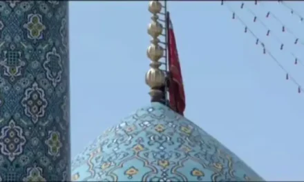 Irani ngre flamurin e kuq në xhaminë kryesore, sinjal për hakmarrje ndaj Izraelit