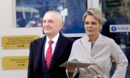 Avokati i Ilir Metës ia hedh fajin Monika Kryemadhit: Po qendron në burg vetëm për një kartë bankare që e përdorte ajo. Ai s’dinte gjë