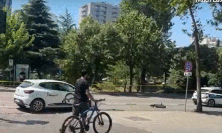 Aksident i rëndë në Tiranë, makina përplas tre fëmijë me monopatinë